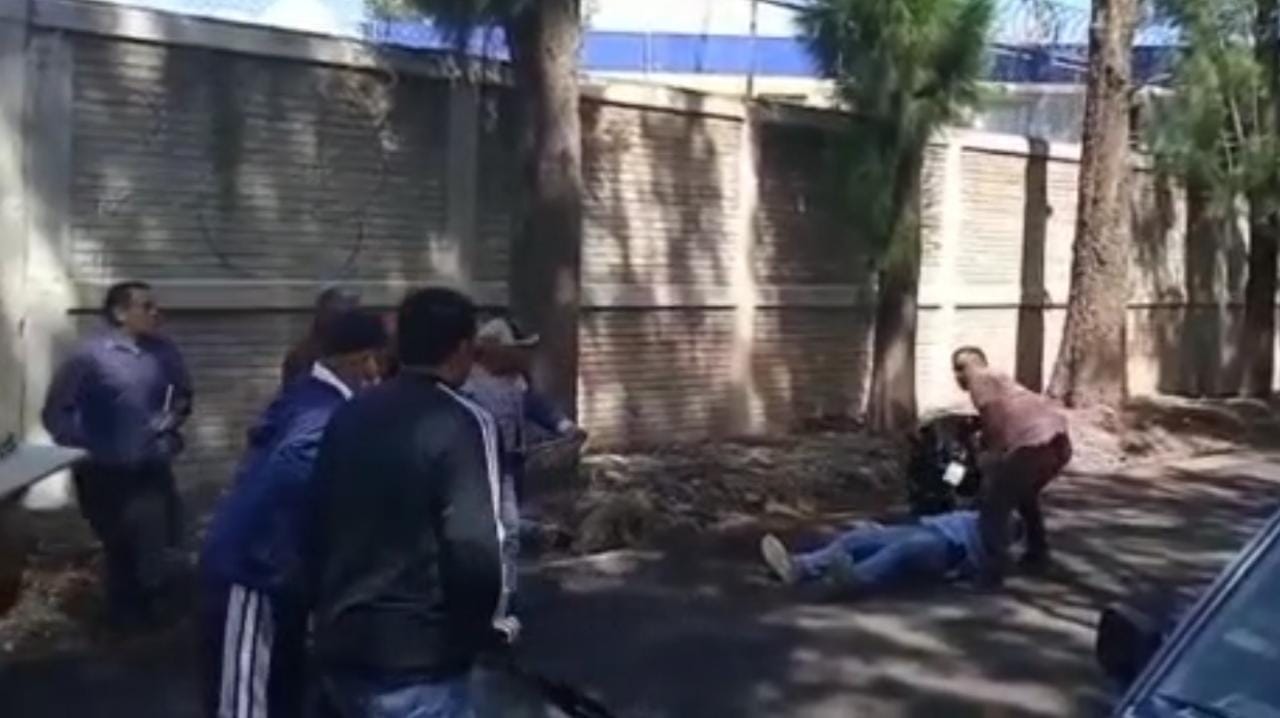 CNTE agrede a pedradas a dos policías; reportan grave a uno