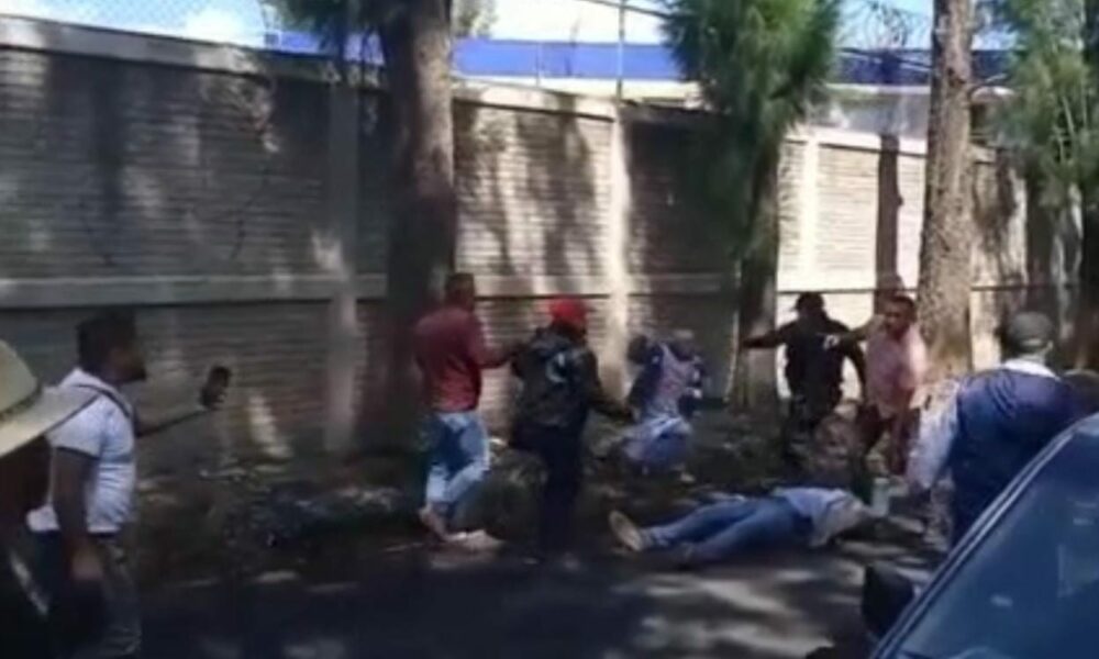 CNTE agrede a pedradas a dos policías; reportan grave a uno