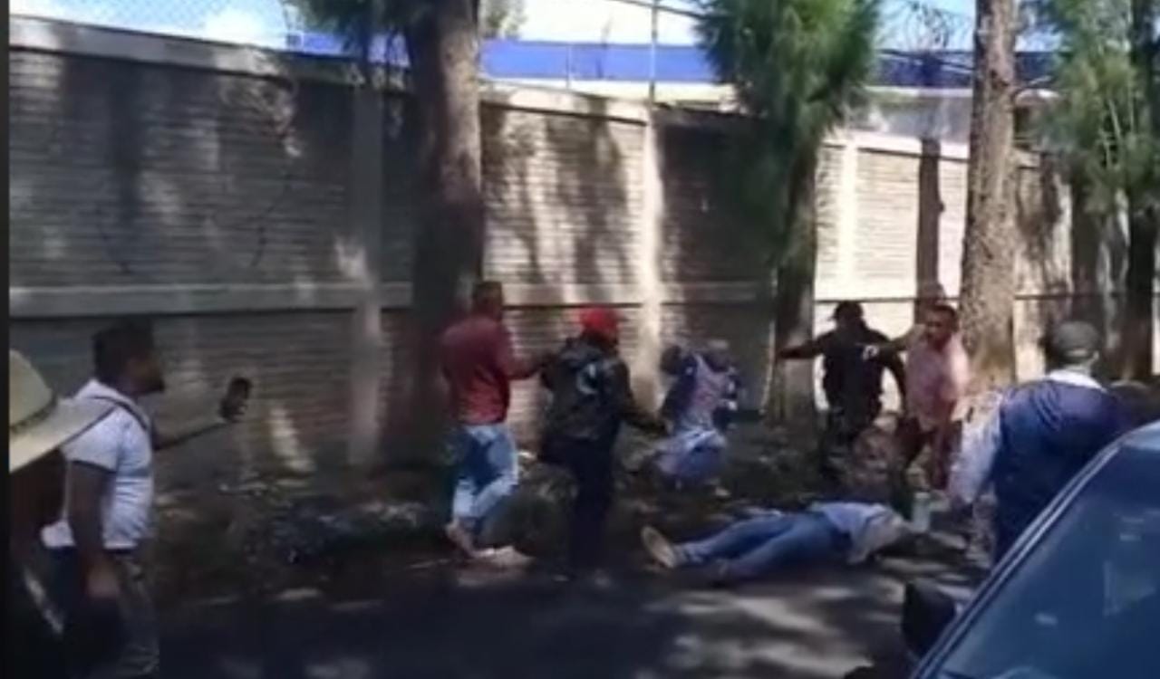 CNTE agrede a pedradas a dos policías; reportan grave a uno