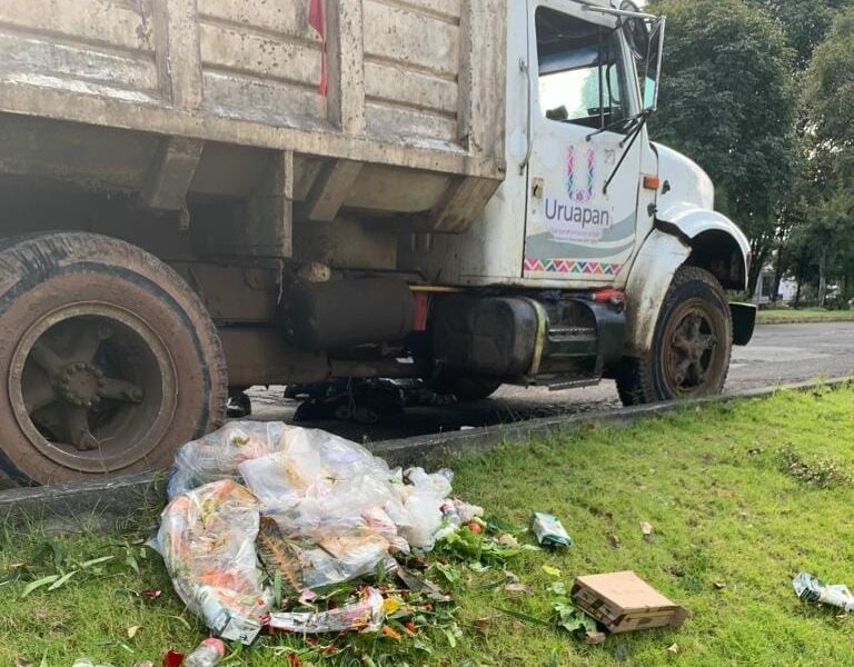 Camión recolector de basura atropella y mata a adulto mayor