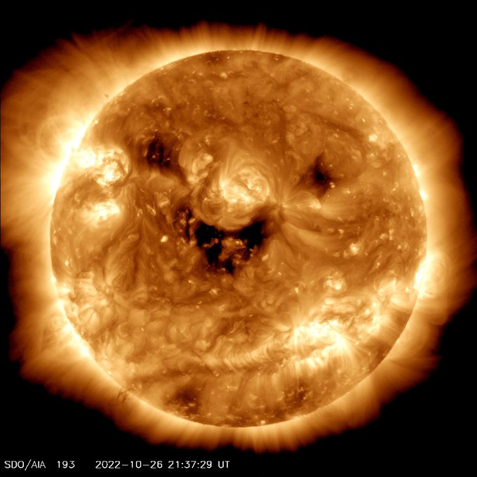 Captura NASA al Sol sonriendo