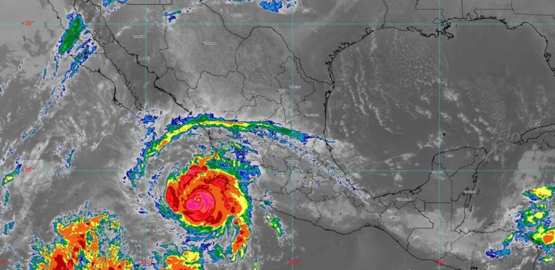 Jalisco y Colima esperan impacto de huracán Roslyn