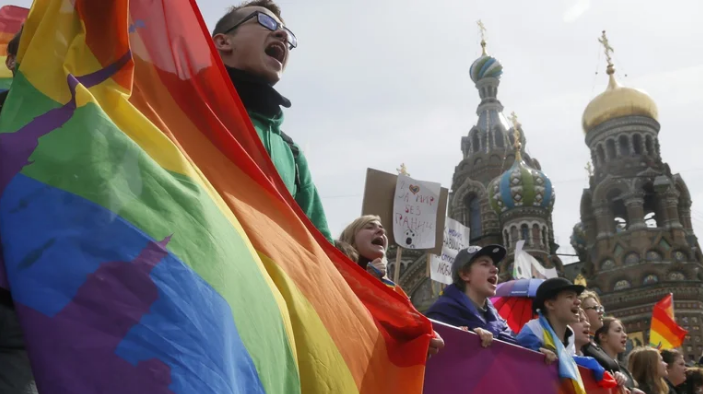 Rusia prohíbe apoyo al colectivo LGBT+; aprueban ley