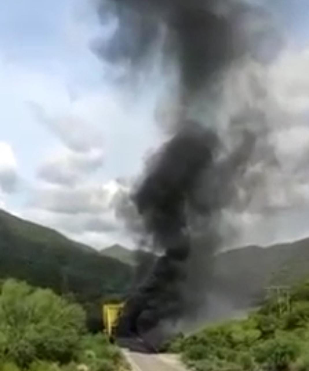 Choca y se incendia pipa cargada de combustible en autopista Siglo XXI