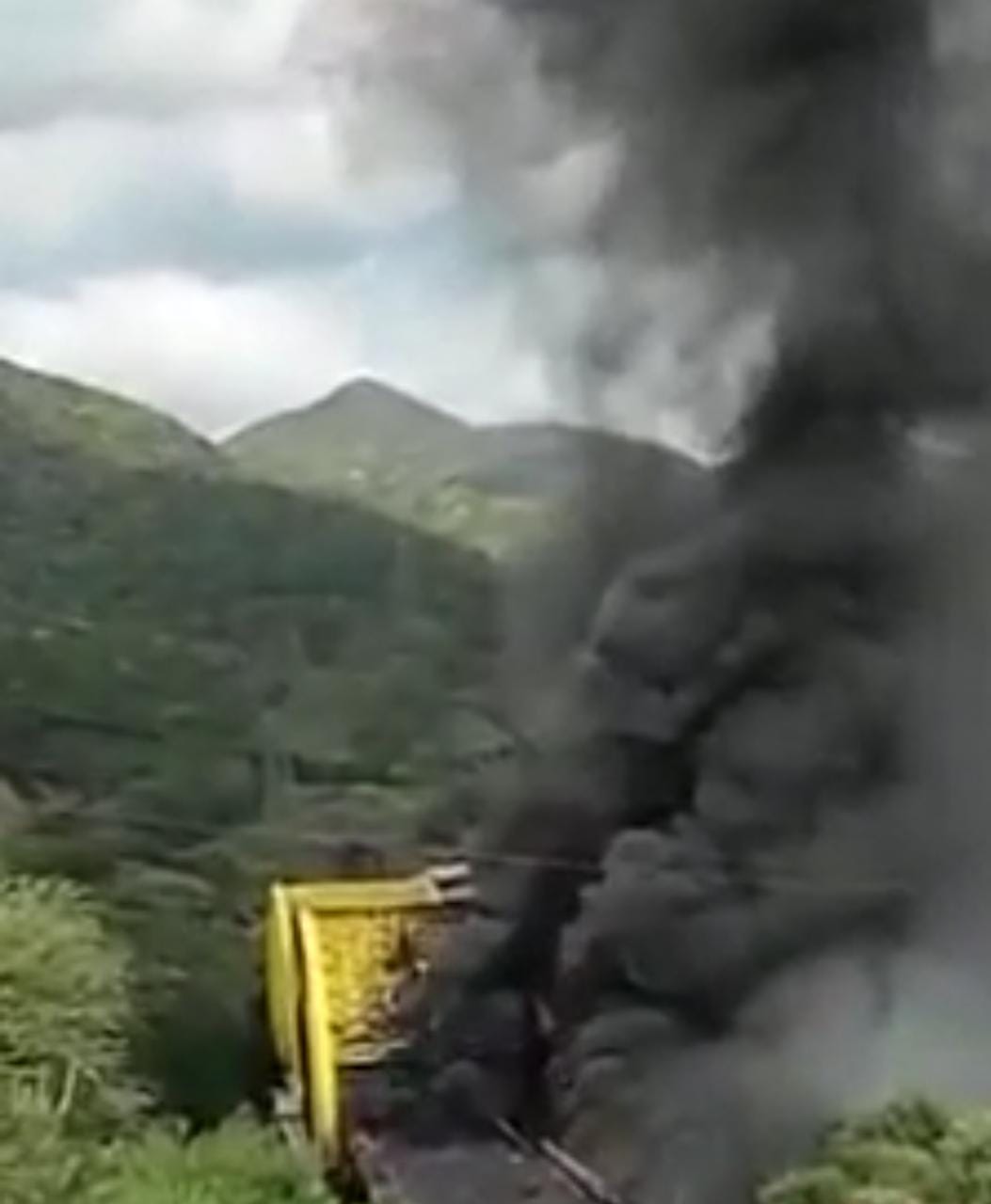 Choca y se incendia pipa cargada de combustible en autopista Siglo XXI