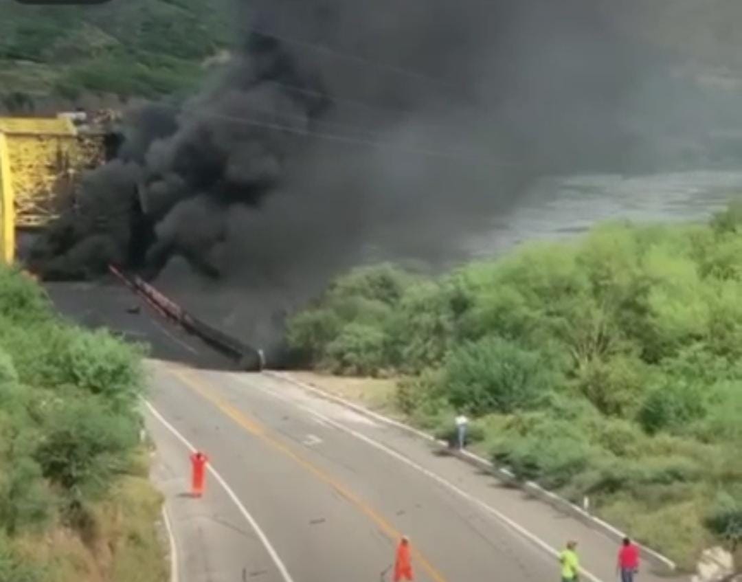 Choca y se incendia pipa cargada de combustible en autopista Siglo XXI