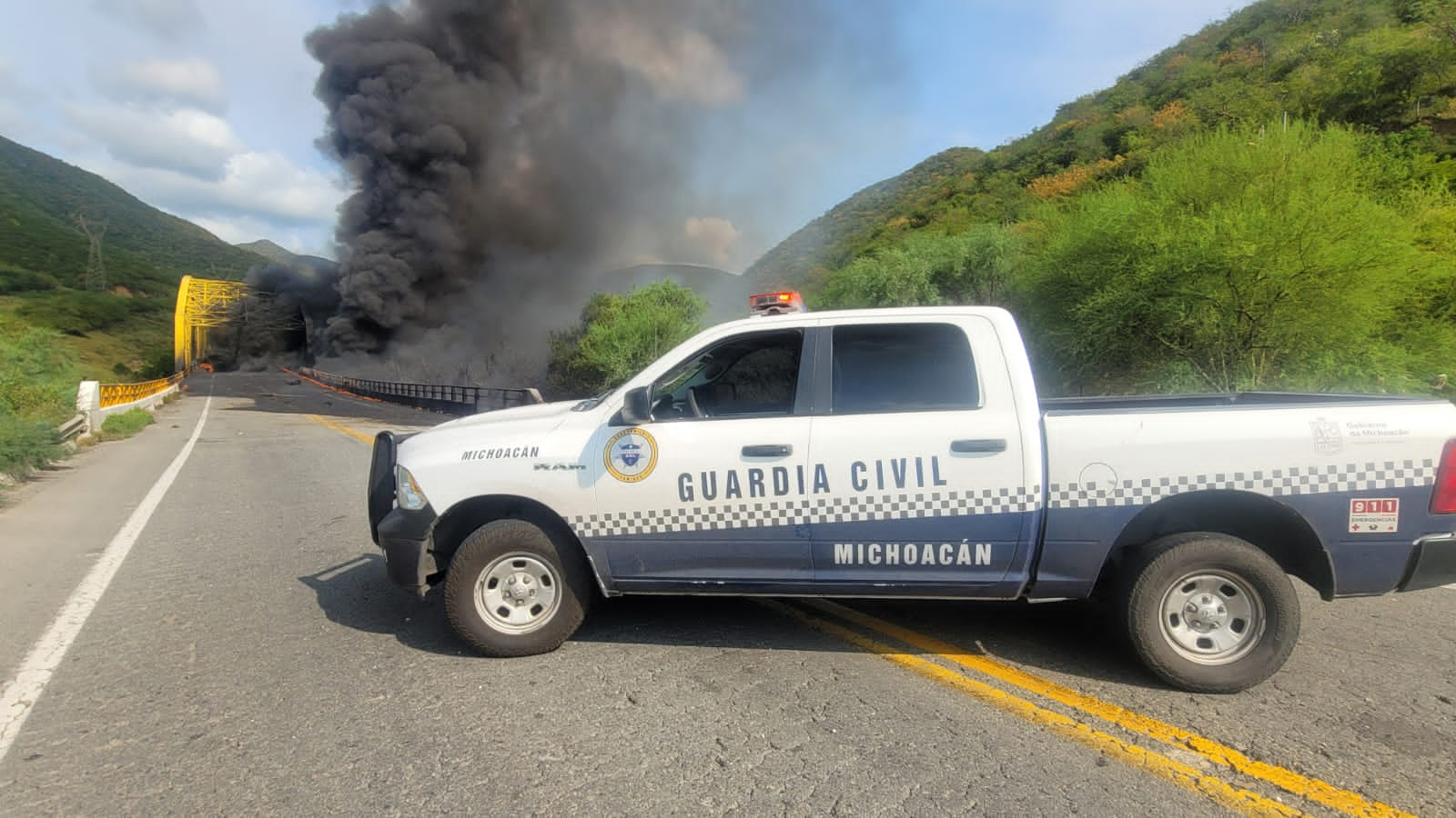 Choca y se incendia pipa cargada de combustible en autopista Siglo XXI