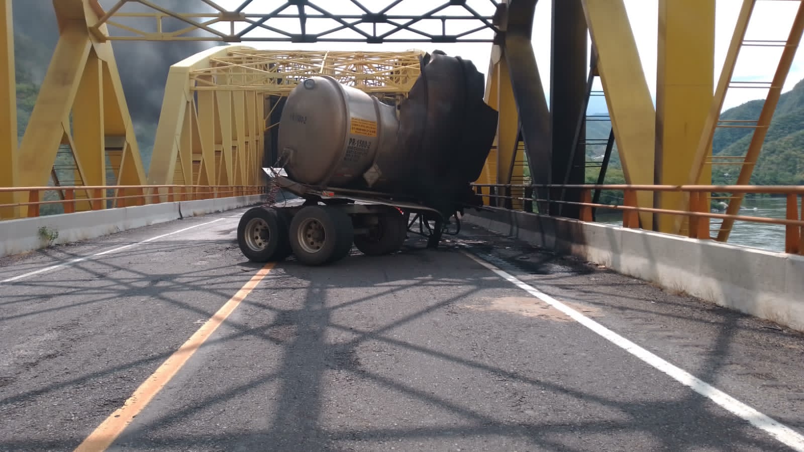 Choca y se incendia pipa cargada de combustible en autopista Siglo XXI