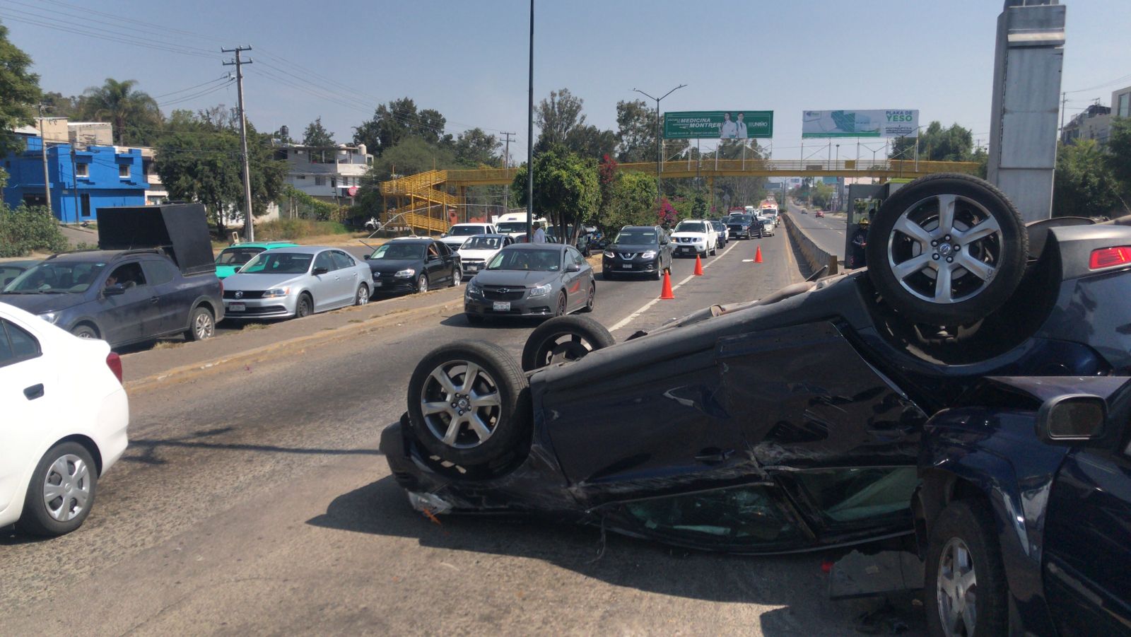 Chocan camionetas en la avenida Madero, una termina volcada