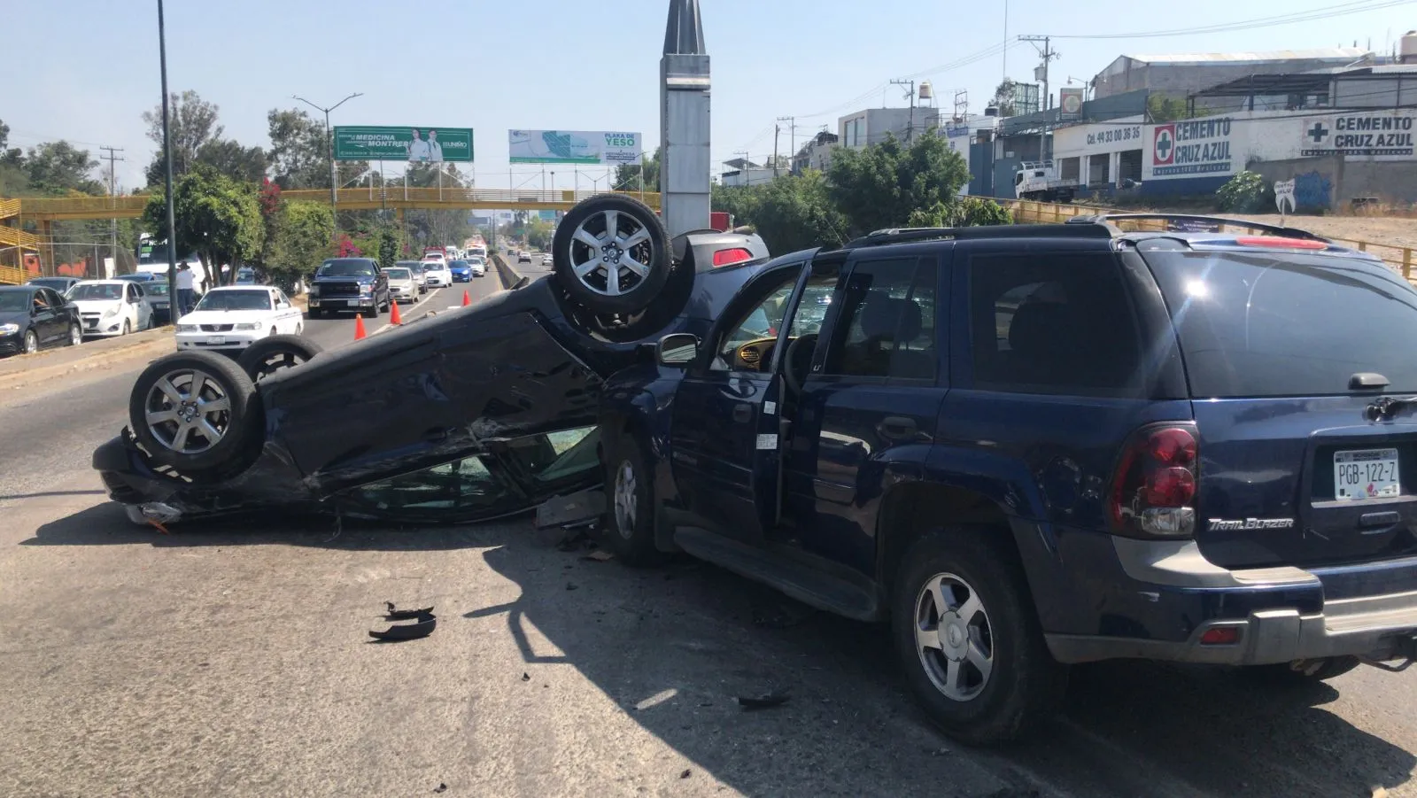 Chocan camionetas en la avenida Madero, una termina volcada