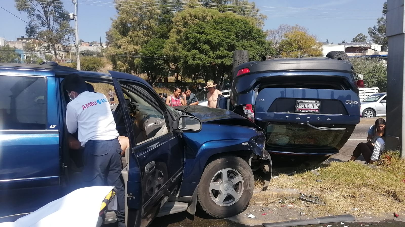 Chocan camionetas en la avenida Madero, una termina volcada