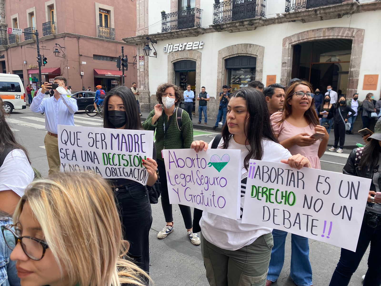 Colectivas feministas exigen ingresar al Congreso y emitir posicionamiento