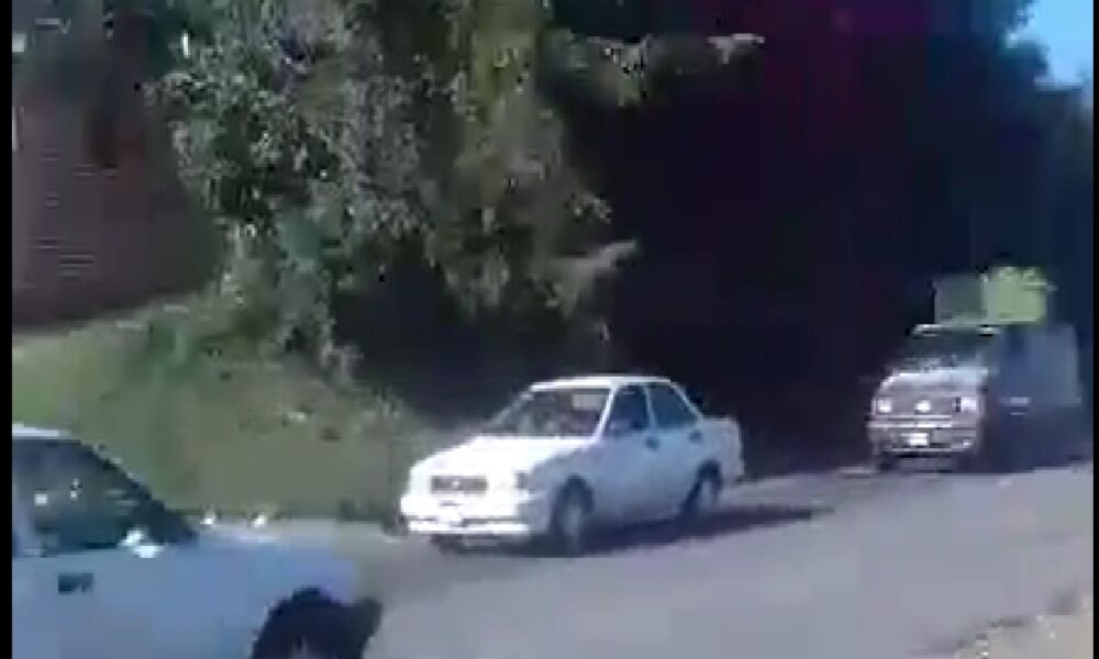 Comuneros de Carapan corren a normalistas que bloqueaban la carretera