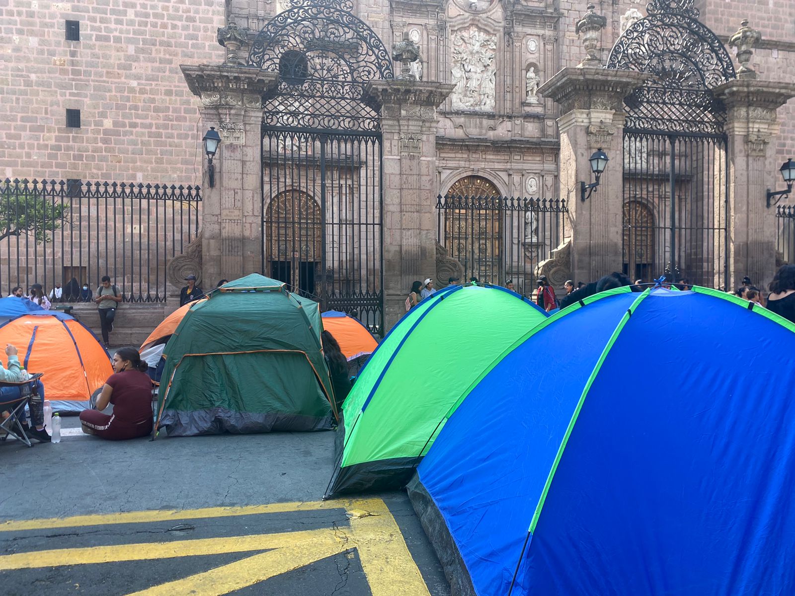 Egresados normalistas se plantan en Centro Histórico; exigen plazas automáticas