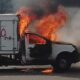 Encapuchados secuestran y queman vehículo en la carretera Carapan - Paracho