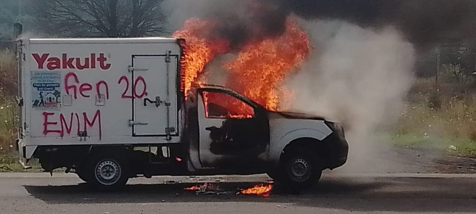 Encapuchados secuestran y queman vehículo en la carretera Carapan - Paracho