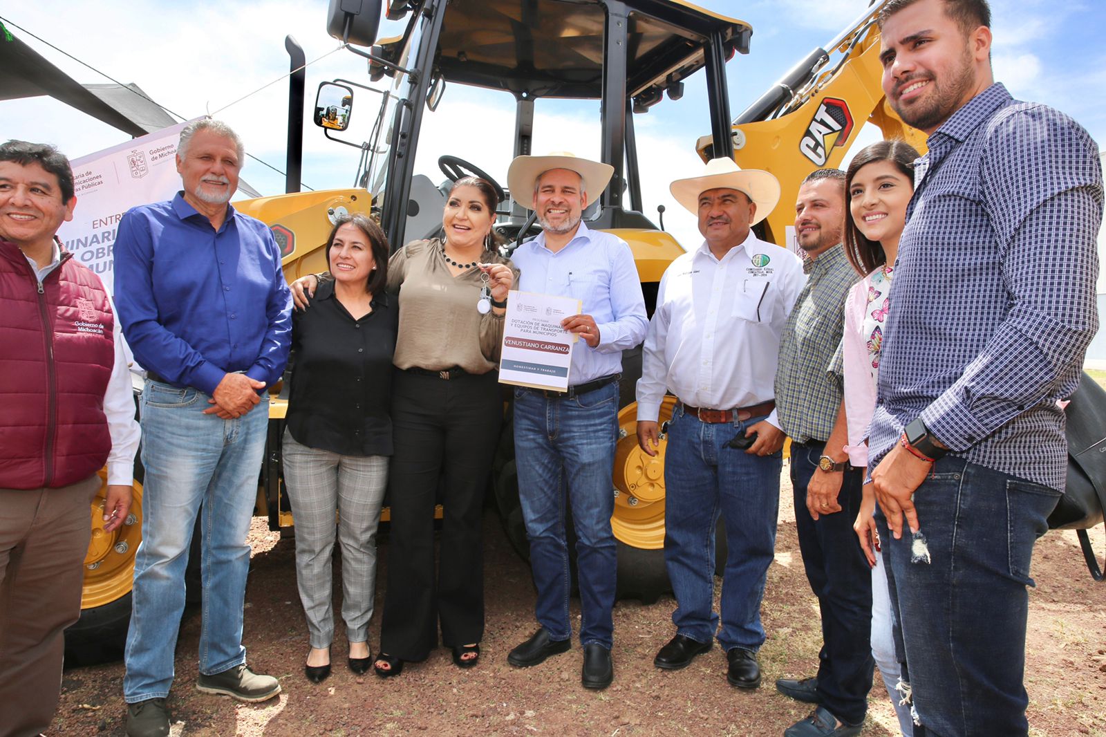 Entrega Bedolla maquinaria para obra pública