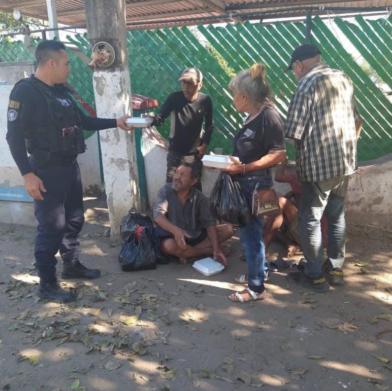 Guardia Civil alimenta a personas en situación de calle