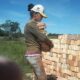 Joven albañil graduarse_