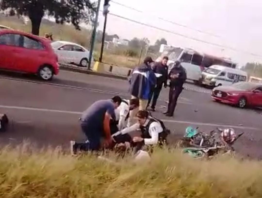 Motociclistas resultan lesionados tras choque en la avenida Madero