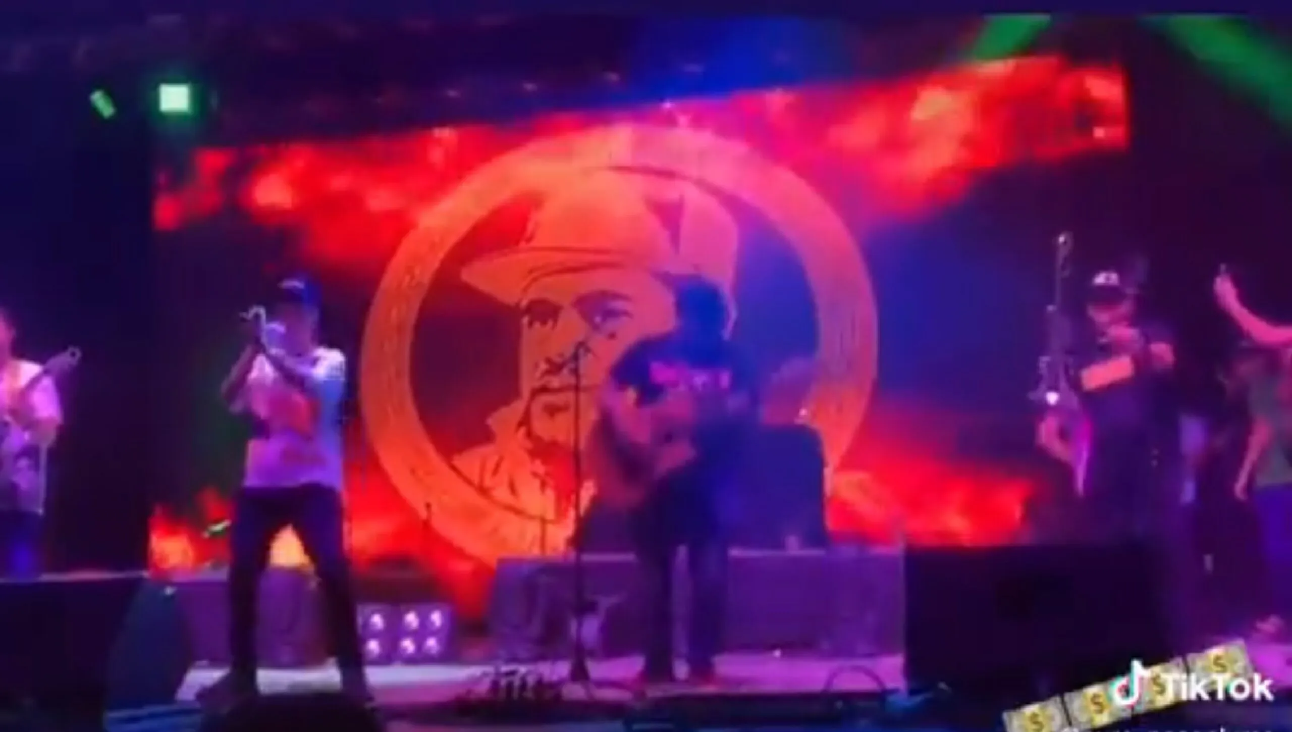 Muestran rostro de El Chapo en concierto por aniversario de Culiacán
