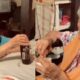 Mujer 105 años regaña hija