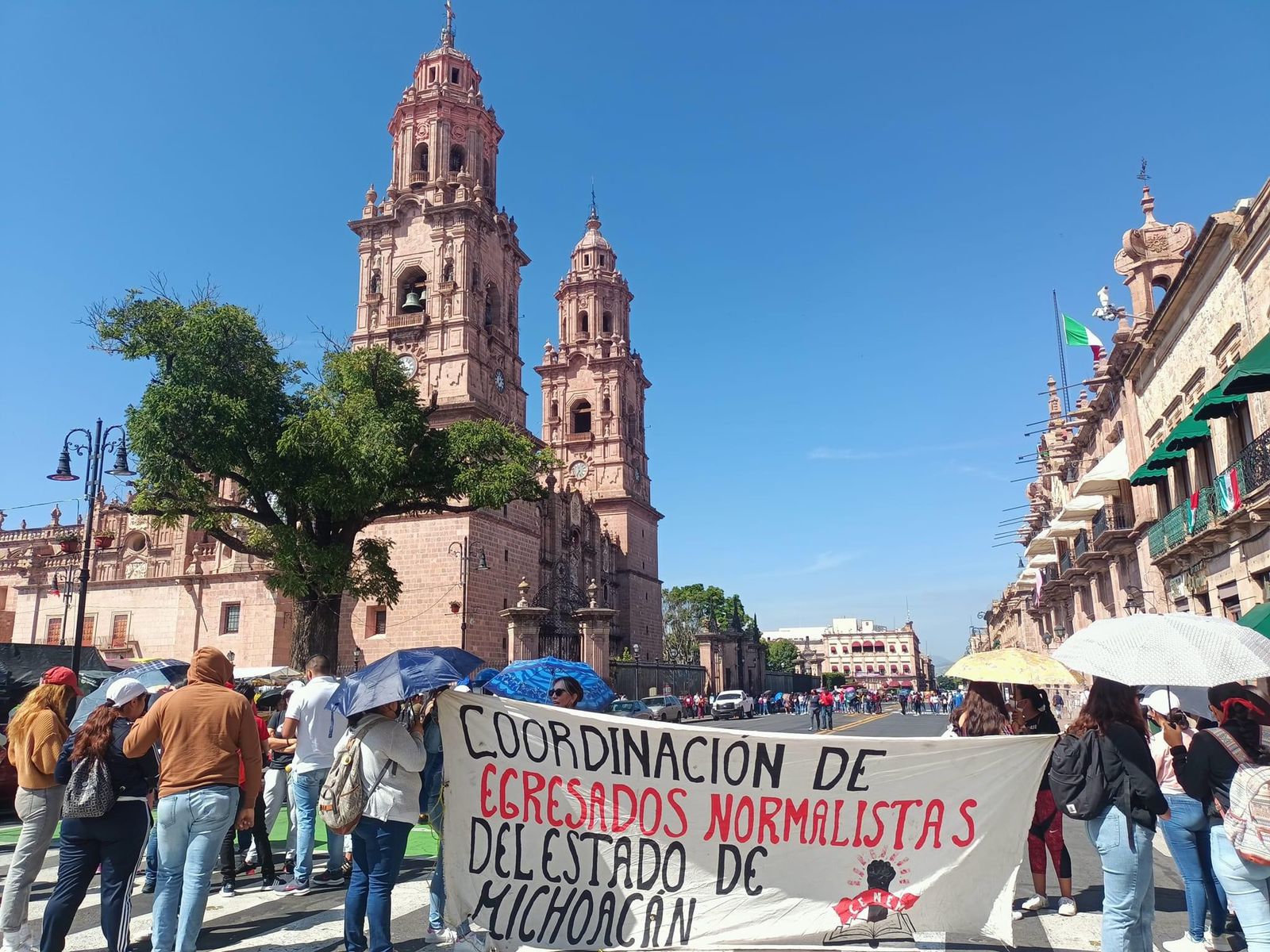 Normalistas bloquean vialidades y carreteras; exigen plazas automáticas