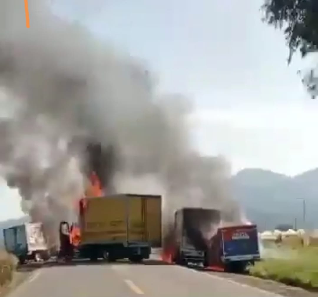 Normalistas continúan quema de camiones; exigen liberación de detenidos