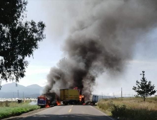 Normalistas continúan quema de camiones; exigen liberación de detenidos