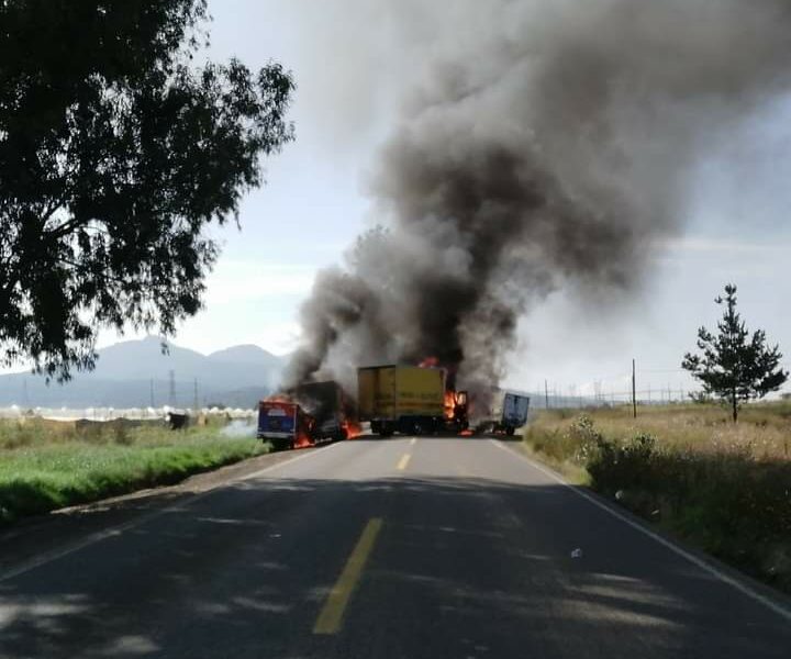 Normalistas continúan quema de camiones; exigen liberación de detenidos
