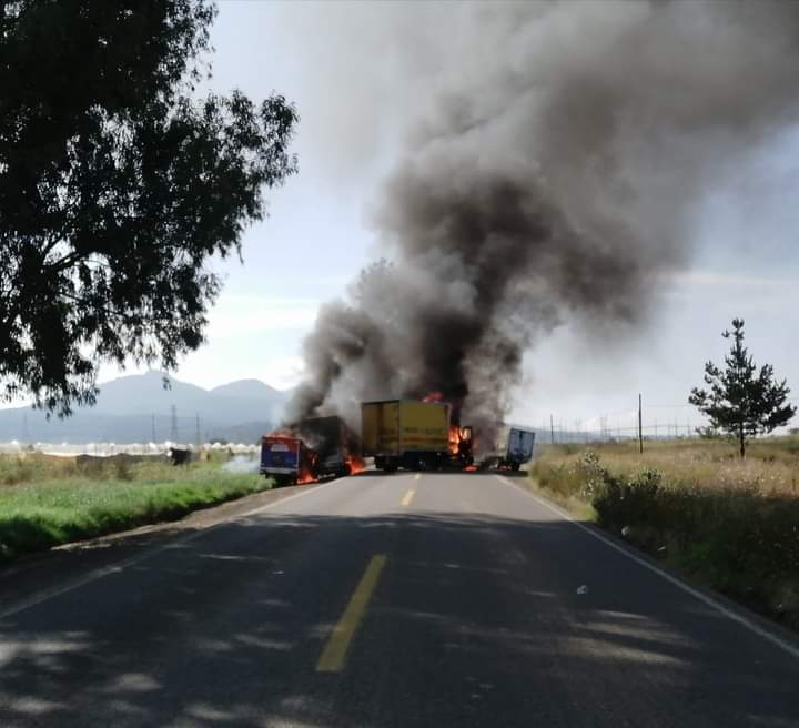 Normalistas continúan quema de camiones; exigen liberación de detenidos