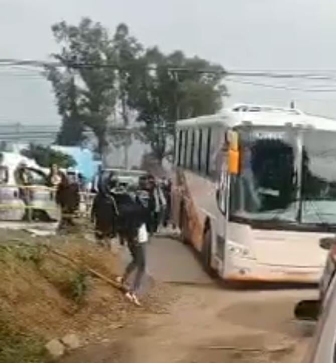 Normalistas intentan secuestrar autobús; chófer logra escapar