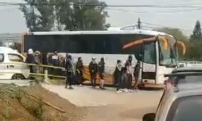 Normalistas intentan secuestrar autobús; chófer logra escapar