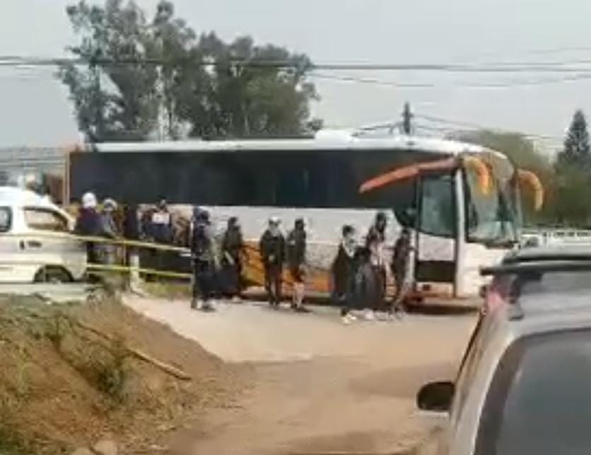 Normalistas intentan secuestrar autobús; chófer logra escapar