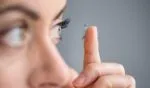 Retiran 23 lentes de contacto a mujer