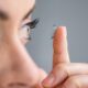 Retiran lentes contacto mujer