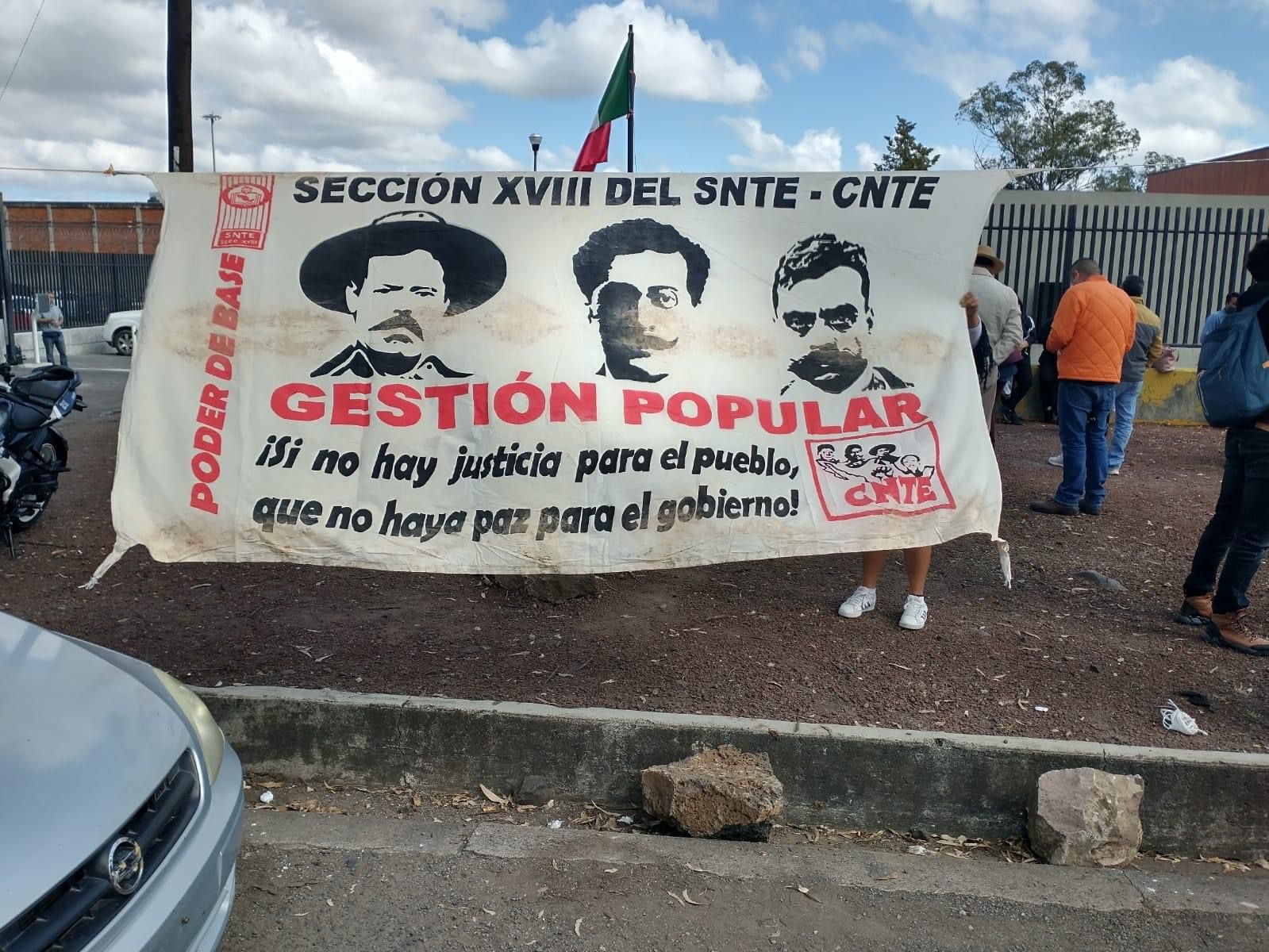 Seguirán manifestaciones en Michoacán; CNTE protesta en Mil Cumbres