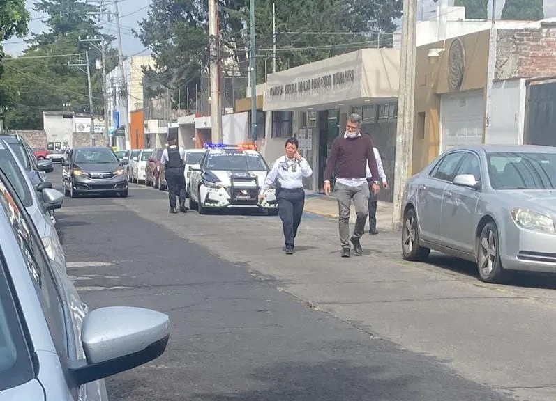 Sujetos en moto intentan robar camioneta afuera de la CEDH