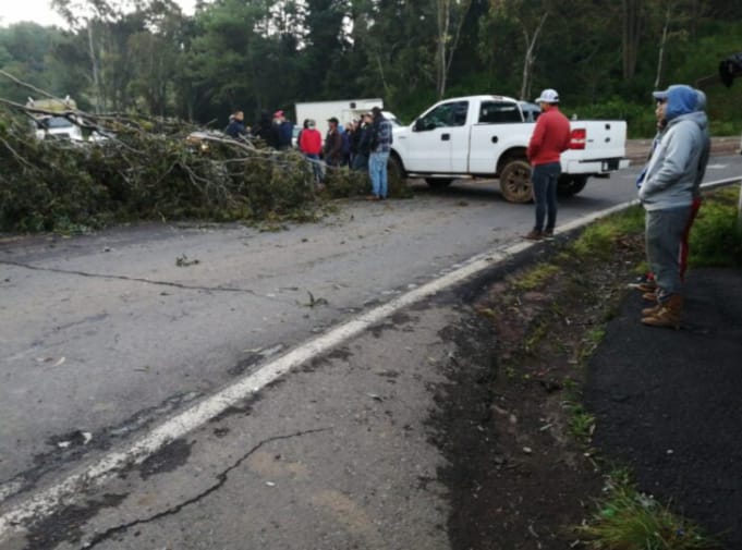 Tras desaparición de joven bloquean carretera Pátzcuaro-Uruapan