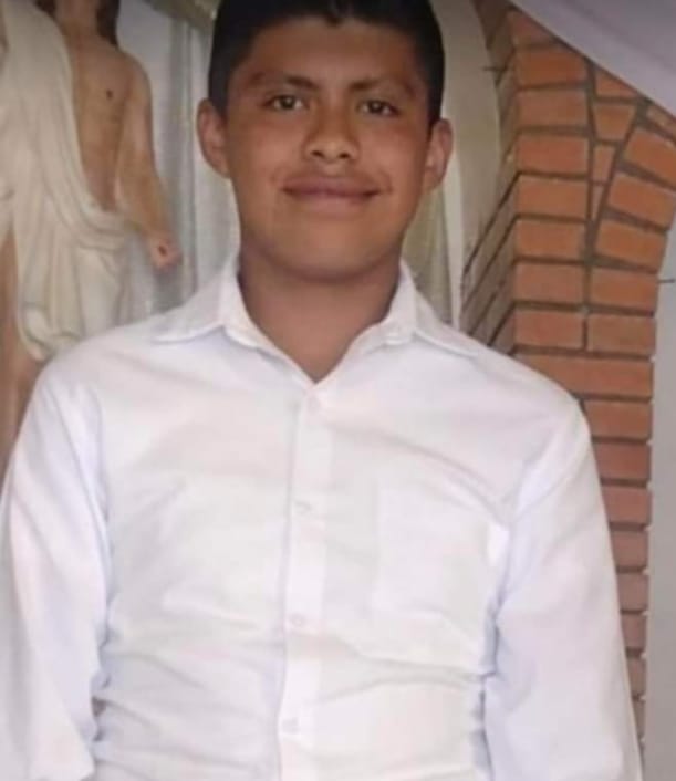 Tras desaparición de joven bloquean carretera Pátzcuaro-Uruapan