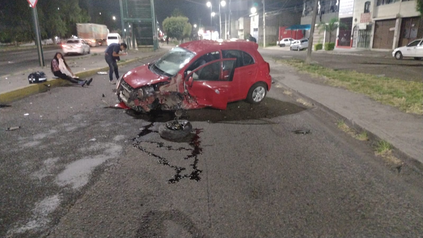 Vehículo choca contra base de un letrero frente a la TAM2