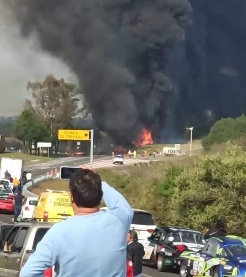 Vuelca y se incendia pipa con combustible en la autopista de Occidente6