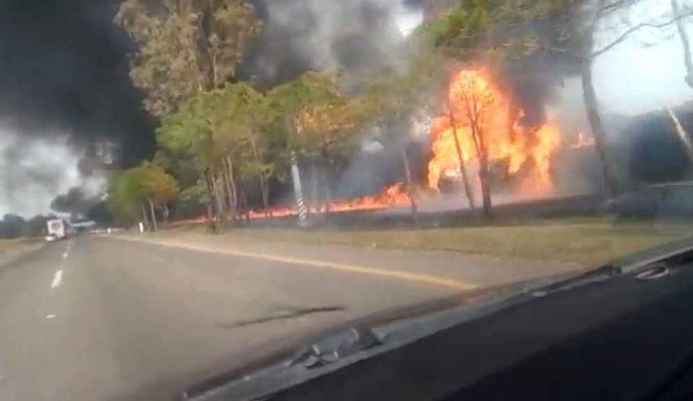 Vuelca y se incendia pipa con combustible en la autopista de Occidente6