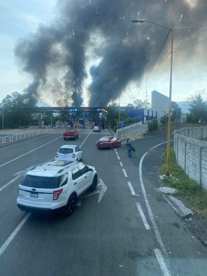 Vuelca y se incendia pipa con combustible en la autopista de Occidente6