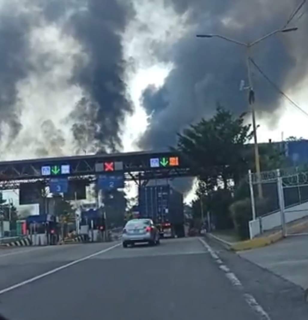 Vuelca y se incendia pipa con combustible en la autopista de Occidente6