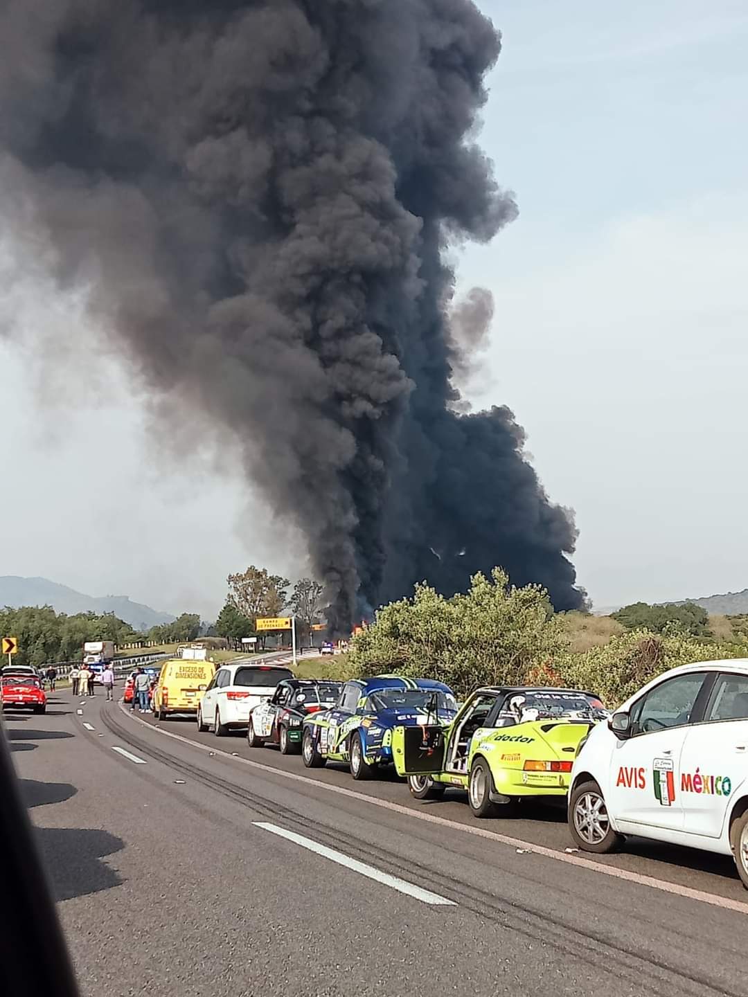 Vuelca y se incendia pipa con combustible en la autopista de Occidente