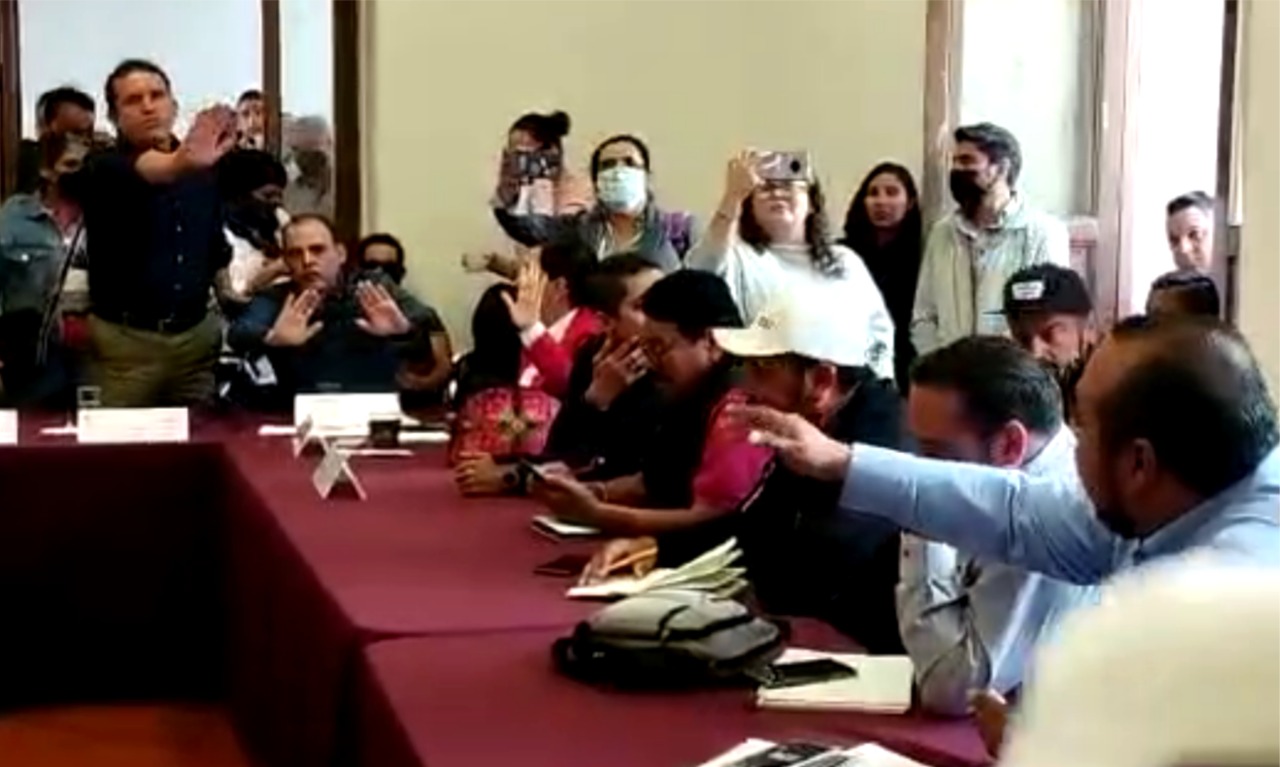 Docentes y Gaona sacan sus trapitos a relucir entre reproches