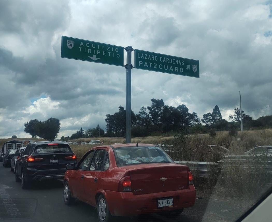 Normalistas bloquean la carretera Morelia - Pátzcuaro