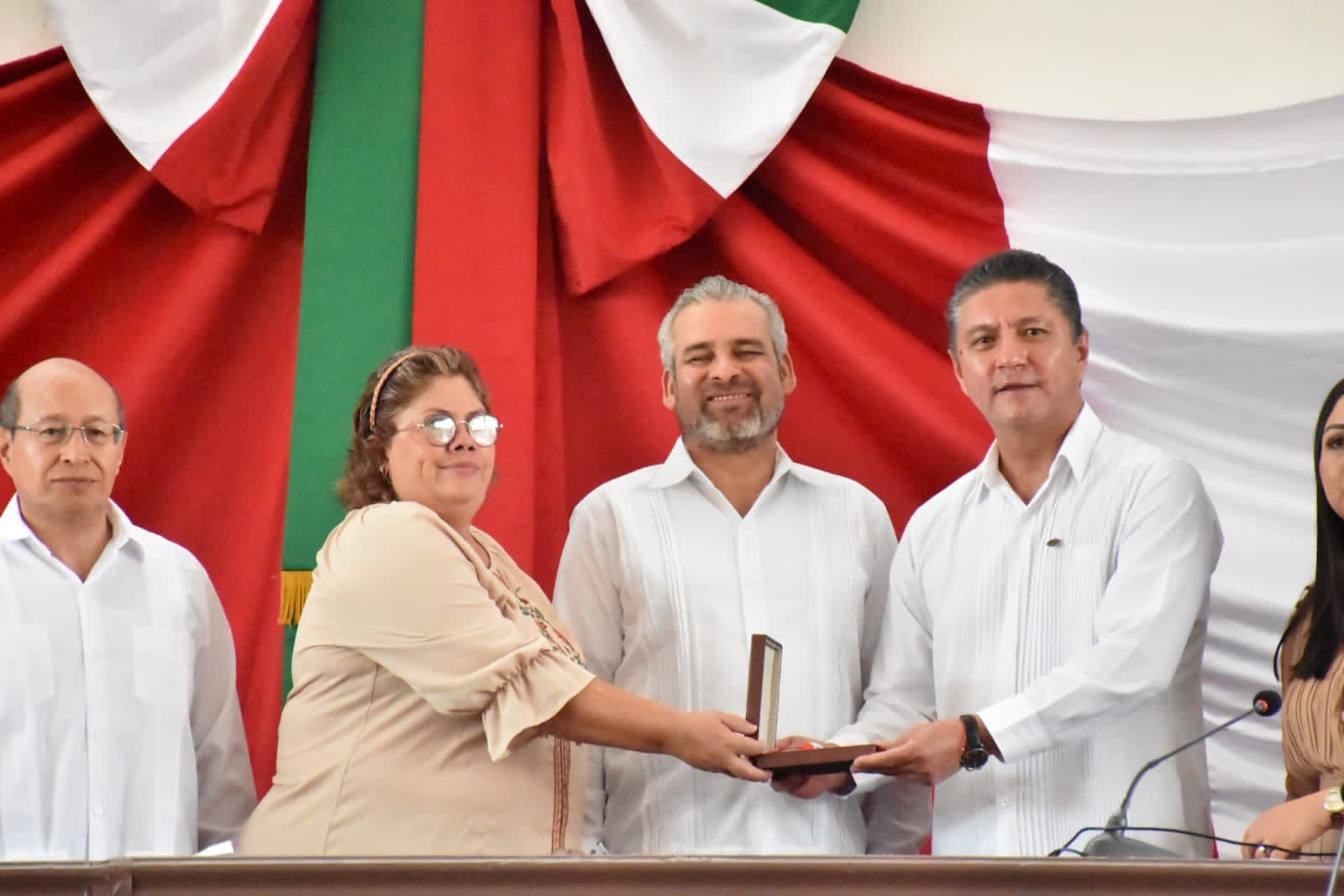 Entrega Congreso del Estado presea “Constitución de 1814” a la UMSNH