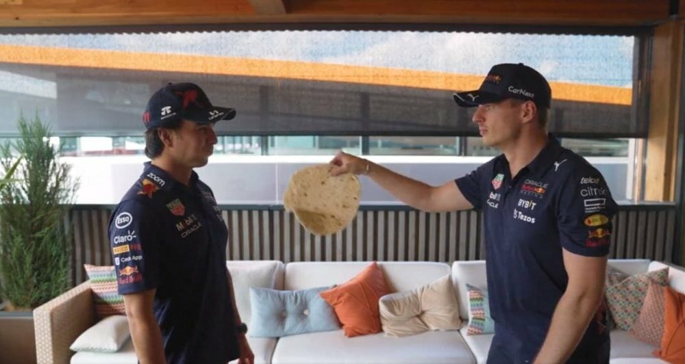Checo Pérez y Max Verstappen hacen el ‘Tortilla Slap Challenge’